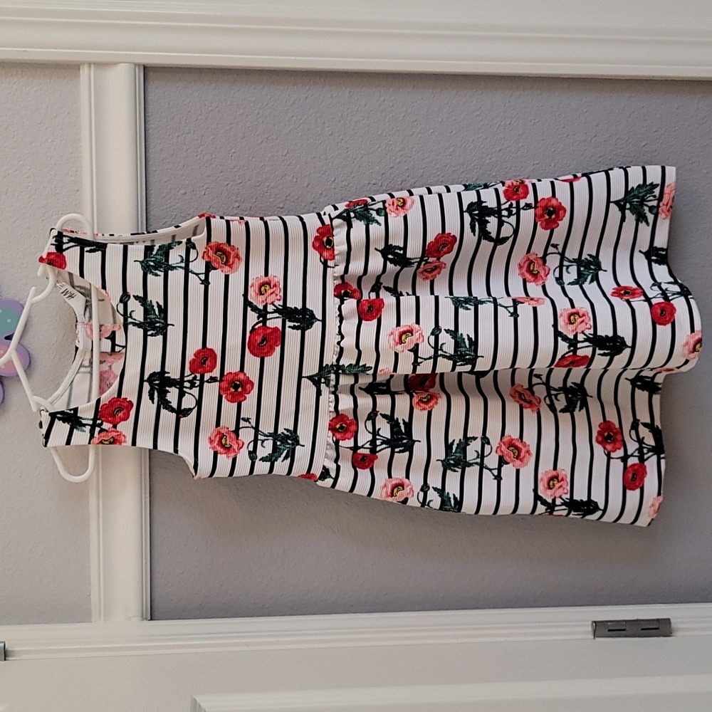 New Girls H&M Striped, Floral Dress. Adorable dress for any occasion. Size 6-8Y